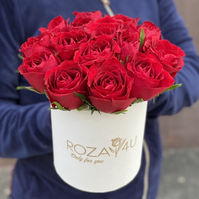 15 красных роз в коробке